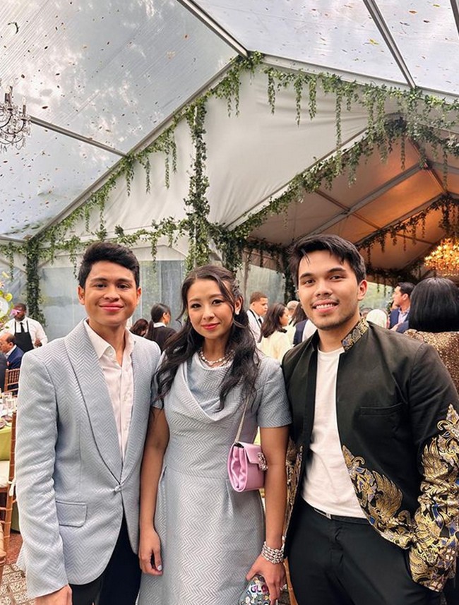 Youtuber dan adik Atta Halilintar, Thariq Halilintar juga menjadi tamu resepsi pernikahan Atheera dan Bagas. Pasangan baru tersebut pun terlihat mengenakan baju sederhana. Atheera mengenakan biru muda yang senada dengan jas sang suami. Foto: dok. Instagram