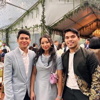 Youtuber dan adik Atta Halilintar, Thariq Halilintar juga menjadi tamu resepsi pernikahan Atheera dan Bagas. Pasangan baru tersebut pun terlihat mengenakan baju sederhana. Atheera mengenakan biru muda yang senada dengan jas sang suami. Foto: dok. Instagram