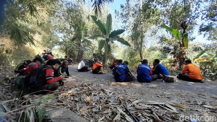Petugas masih bersiaga antisipasi kebakaran.