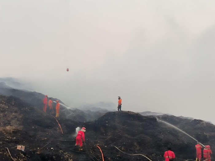 Petugas masih berusaha memadamkan api di TPA Sukawinatan