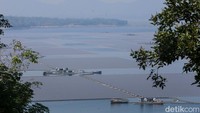PLTS ini terapung diatas air seluas 250 hektar dari keseluruhan 6.400 hektare luas waduk Cirata.