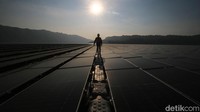 Pekerja tengah melakukan pengecepan di PLTS (Pembangkit Listrik Tenaga Surya) Terapung di waduk Cirata, Purwakarta, Jawa Barat, Selasa (26/9/2023).
