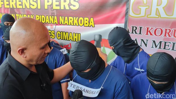 Polisi Interogasi Tersangka Pengedar Ganja 10 Kilogram
