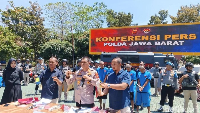 Polisi menunjukkan barang bukti pencurian aset sekolah di Tasikmalaya