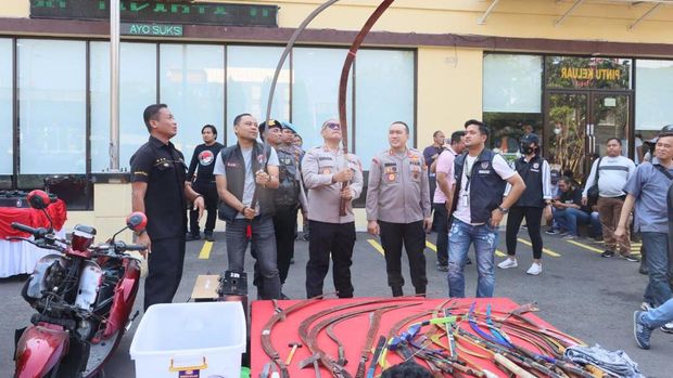 Polisi menyita 1,6 kg sabu hingga airsoft gun dari Kampung Bahari, Jakut
