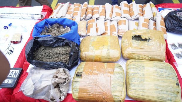 Polisi menyita 1,6 kg sabu hingga airsoft gun dari Kampung Bahari, Jakut