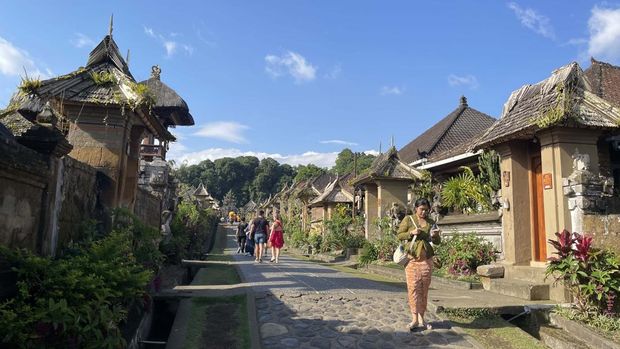 Desa Penglipuran di Kabupaten Bangli, Bali, merupakan desa wisata yang memiliki arsitektur bangunan yang seragam. Begini potretnya.