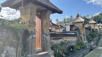 Namun, banyak yang belum tau bahwa tak hanya memiliki kesamaan pada angkul-angkul. Rumah di Desa Penglipuran juga memiliki kesamaan pada dapur tradisional dan bale saka 6. Pada setiap rumah di Desa Penglipuran akan memiliki dapur tradisional.  