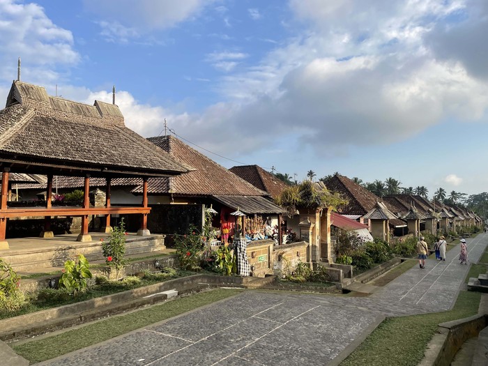 Desa Penglipuran di Kabupaten Bangli, Bali, merupakan desa wisata yang memiliki arsitektur bangunan yang seragam. Begini potretnya.