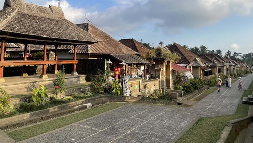 Desa Penglipuran di Kabupaten Bangli, Bali, merupakan desa wisata yang memiliki arsitektur bangunan yang seragam. Begini potretnya.