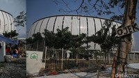 Foto sebelah kanan merupakan situasi yang menggambarkan tenda darurat warga Kampung Bayam dibongkar pada 2023.  