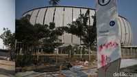 Foto kolase warga sedang mengemasi barang-barang dan suasana kawasan JIS yang dilakukan renovasi trotoar.  