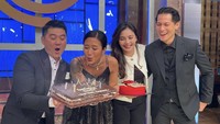 Chef Arnold ikut bahagia meniup lilin kue ulang tahun chef Renatta. Mereka kompak menggunakan outfit berwarna hitam. Foto: Instagram/Twitter arnoldpo/renattamoeloek