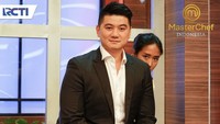 Di set MasterChef pun chef Arnold dan Chef Renatta sering saling mengisengi. Salah satunya terlihat dalam foto ini dimana chef Renatta bersembunyi di balik chef 35 tahun itu. Foto: Instagram/Twitter arnoldpo/renattamoeloek