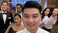 Kalau ini momen chef Arnold foto bersama para kontestan MasterChef season 8. Di sana juga terlihat chef Juna dan chef Renatta yang melempar senyum manis. Foto: Instagram/Twitter arnoldpo/renattamoeloek