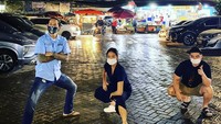 Kekompakan tiga celebrity chef ini juga terjalin di luar set. Mereka sepertinya hendak kulineran bersama. Foto: Instagram/Twitter arnoldpo/renattamoeloek
