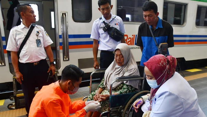 Dokter gigi memeriksa gigi warga saat bakti sosial layanan kesehatan kereta sehat (rail clinic) 2023 oleh PT KAI (Persero) Daerah Operasi 7 Madiun di Stasiun Kereta Api Caruban, Kabupaten Madiun, Jawa Timur, Selasa (26/9/2023). Kegiatan dalam rangka HUT ke-78 KAI serta program Tanggung Jawab Sosial dan Lingkungan PT KAI tersebut mengundang 200 orang warga di sekitar stasiun yang perlu mendapatkan layanan kesehatan gratis, antara lain meliputi poli umum, gigi, mata, kandungan serta pemberian obat-obatan. ANTARA FOTO/Siswowidodo/tom.