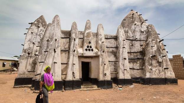 Potret Masjid Lumpur Bole di Ghana pada 2018 yang kini sebagian ambruk akibat curah hujan tinggi.