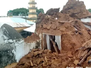 Masjid Lumpur Berusia Ratusan Tahun di Ghana Ambruk