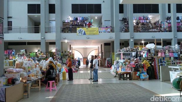 Potret sepinya Pasar Pon Trenggalek Potret sepinya Pasar Pon Trenggalek