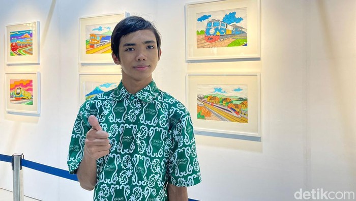 Rayaka Agashtya Wibowo seniman anak berkebutuhan khusus bersama ibunya Sri Utami. Kurator pameran Rayaka, Lily Elserisa, M.Sn yang juga Dosen di Desain Komunikasi Visual ISI. Foto diambil Senin (26/9/2023).