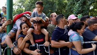 Sebelumnya, Otoritas Meksiko telah banyak memberikan visa kemanusiaan kepada anak-anak dan perempuan hamil di karavan migran.  