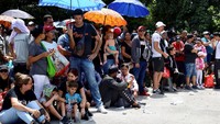 Ribuan migran ini berusaha mendapatkan visa kemanusiaan yang memungkinkan mereka melakukan perjalanan dengan aman ke perbatasan utara Meksiko untuk mencari suaka di Amerika Serikat.  