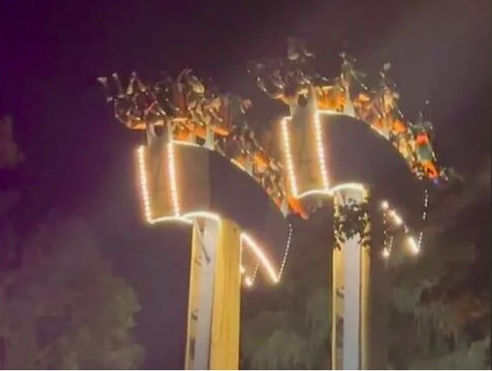 Roller coaster Wonderland Kanada berhenti terbalik