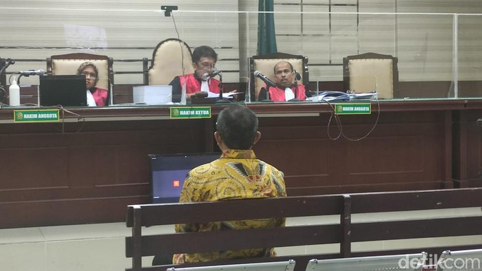 Sahat Tua Simajuntak saat mengikuti sidang vonis di Pengadilan Tindak Pidana Korupsi di Sidoarjo.