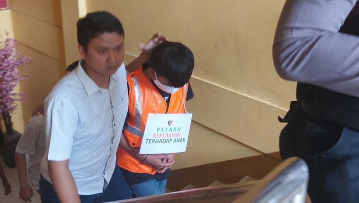 Salman Alfarizi, salah satu pelaku kasus pembacokan pelajar di Simpang Pomad Kota Bogor digiring polisi. (Muchamad Sholihin-detikcom)