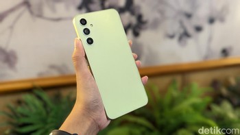 Kapasitas baterainya 5.000 mAh dengan pengisian cepat 25W. Samsung juga menyertakan fitur pendukung seperti NFC, sertifikasi IP67, sensor sidik jari di layar, dan audio Dolby Atmos. Foto: Virgina Maulita Putri/detikINET