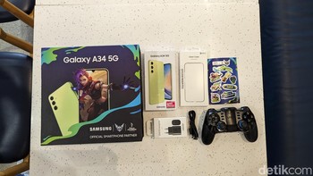 Paket gaming ini berisi skin MLBB dengan nilai hingga Rp 200.000, gamepad joystick, travel adapter 25W, clear case, dan sticker pack. Foto: Virgina Maulita Putri/detikINET