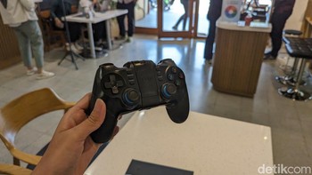 Joystick yang tersedia dalam paket penjualan Galaxy A34 5G. Foto: Virgina Maulita Putri/detikINET