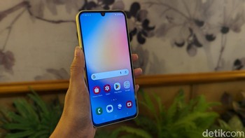 Ponsel ini mengusung layar AMOLED berukuran 6,5 inch dengan resolusi Full HD+, refresh rate 120Hz, dan tingkat kecerahan puncak 1.000 nits. Foto: Virgina Maulita Putri/detikINET