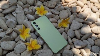 Memori internal Galaxy A34 5G Awesome Lime hanya hanya tersedia dalam kapasitas 256GB. Samsung menyediakan slot microSD hingga 1TB. Foto: Virgina Maulita Putri/detikINET