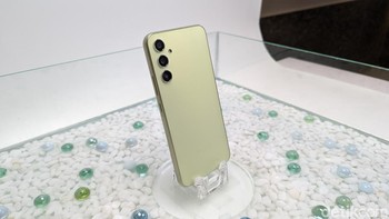 Ini dia Samsung Galaxy A34 5G dalam warna Awesome Lime. Foto: Virgina Maulita Putri/detikINET