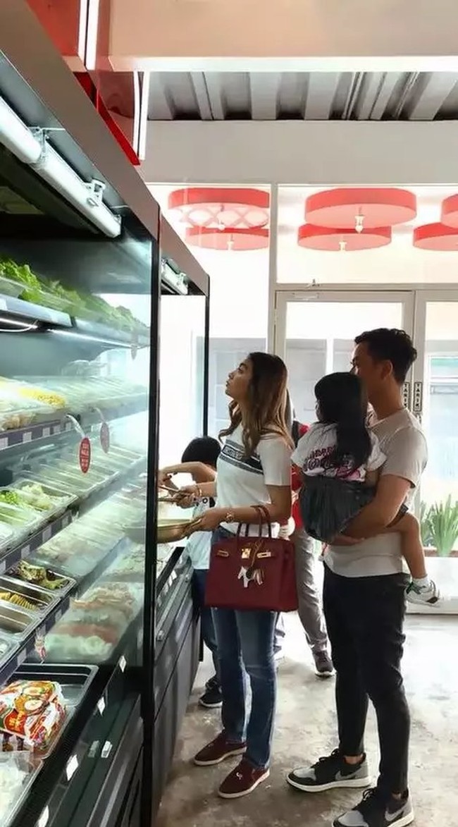 Tak hanya Hermes dan Chanel, menantu presiden Jokowi itu juga pernah tampil menggunakan tas Lady Dior warna hitam. Tas model tersebut harganya sekitar Rp 60 juta. Foto: Instagram/@yichacha_id