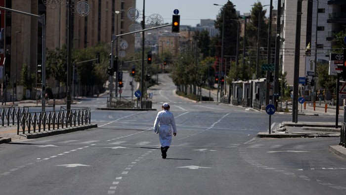 Youngsters ride bicycles along a deserted street on Yom Kippur, the Jewish day of atonement and the holiest day in the Jewish calendar, in Jerusalem September 25, 2023. REUTERS/Ammar Awad