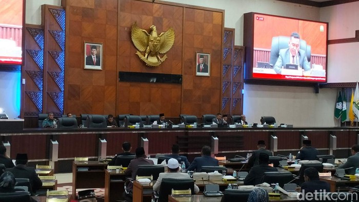 Sidang paripurna pengesahan pergantian Ketua DPRA. (Agus Setyadi/detikSumut)