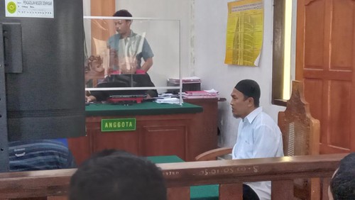 Poniman saat menjalani sidang dakwaan perkara penyelundupan 12 ekor penyu hijau di PN Denpasar, Selasa (26/9/2023).