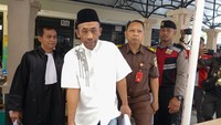 Terdakwa kasus pembunuhan Tohari alias Mbah Slamet (kedua kiri) dikawal petugas saat akan memasuki ruang sidang di Pengadilan Negeri Banjarnegara, Jawa Tengah, Selasa (26/9/2023).  