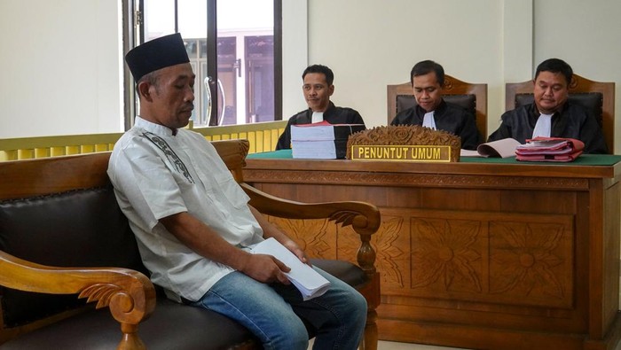 Terdakwa kasus pembunuhan Tohari alias Mbah Slamet (kiri) menjalani sidang pertama di Pengadilan Negeri Banjarnegara, Jawa Tengah, Selasa (26/9/2023). Tohari yang membunuh 12 korbanya menggunakan racun dengan modus mengaku mampu melakukan penggandaan uang tersebut disangkakan pasal 340 KUHP tentang pembunuhan berencana dengan ancaman maksimal hukuman mati. ANTARA FOTO/Idhad Zakaria/tom.