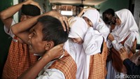 Anak-anak dilatih bertindak dengan tepat jika bencana alam terjadi.  