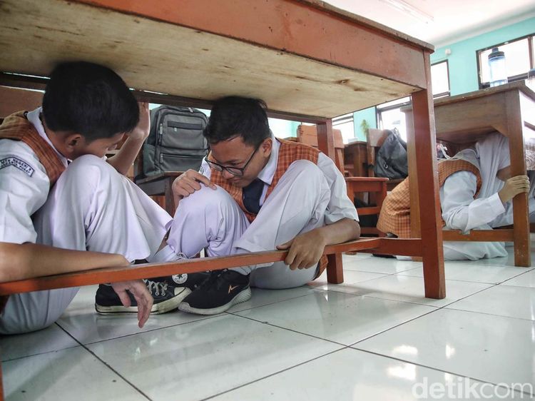 Simulasi Bencana Gempa, Pelajar Sembunyi di Bawah Meja
