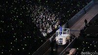 Dari kursi paling atas di Stadion Utama Gelora Bung Karno, suasana konser terasa hidup. Cahaya lightstick yang dibawa fans membuat pemandangan di sekeliling jadi magis. (Foto: Atmi Ahsani Yusron/detikcom)