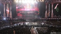Meski sayangnya penampilan para artis hanya bisa dinikmati dari audio saja. Sementara visualnya tetap harus melihat di layar karena kalau melihat langsung, artis-artisnya nyaris hilang di bawah cahaya lampu sorot. (Foto: Atmi Ahsani Yusron/detikcom)