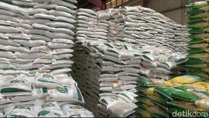 Stok beras bantuan di Gudang Bulog Medan. (Foto: Kartika Sari).