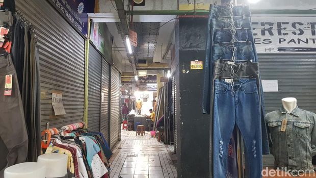 Suasana di Pasar Andir, Kota Bandung.