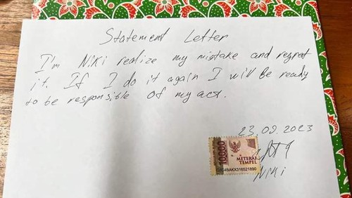 Niki, turis Rusia, meminta maaf atas ulahnya yang naik motor zig-zag. Surat permohonan maaf itu diteken di atas meterai Rp 10 ribu.
