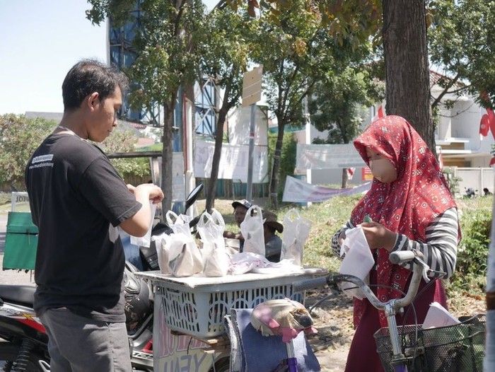 Tak Gengsi, 5 Remaja Ini Semangat Jualan Makanan Demi Sesuap Nasi